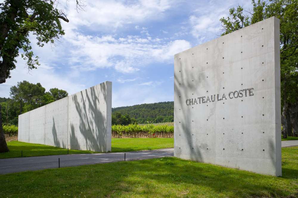 Façade de l'entrée du chateau La Coste